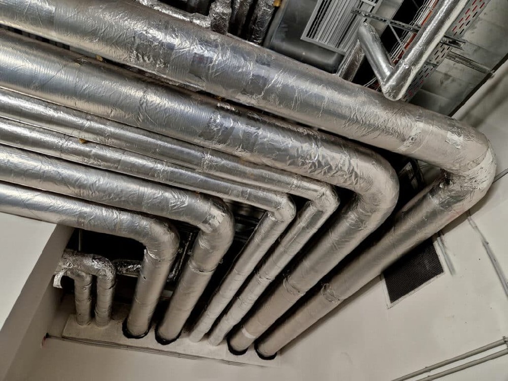 vapor barrier eliminates condensation, heat loss. Flexible laminate hose is a pipe suitable for most ventilation systems, air conditioners and heat pumps. mineral wool between layers of aluminum foil, armature, circulation, conditioner, conditioning,
